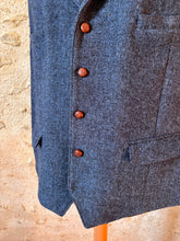 Lade das Bild in den Galerie-Viewer, Harris Tweed X Tom Rusborg gilet bleu à chevrons en pure laine 56
