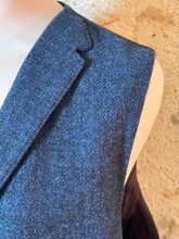 Lade das Bild in den Galerie-Viewer, Harris Tweed X Tom Rusborg gilet bleu à chevrons en pure laine 56
