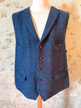 Lade das Bild in den Galerie-Viewer, Harris Tweed X Tom Rusborg gilet bleu à chevrons en pure laine 56
