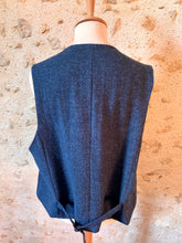 Lade das Bild in den Galerie-Viewer, Harris Tweed X Tom Rusborg gilet bleu à chevrons en pure laine 56
