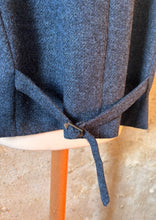 Lade das Bild in den Galerie-Viewer, Harris Tweed X Tom Rusborg gilet bleu à chevrons en pure laine 56
