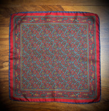 Afbeelding in Gallery-weergave laden, Pochette de costume vintage en soie à motif paisley
