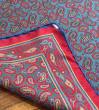 Afbeelding in Gallery-weergave laden, Pochette de costume vintage en soie à motif paisley
