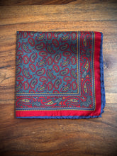 Afbeelding in Gallery-weergave laden, Pochette de costume vintage en soie à motif paisley
