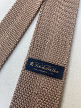 Afbeelding in Gallery-weergave laden, Brooks Brothers cravate beige en tricot en soie Made in Italy
