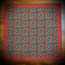 Afbeelding in Gallery-weergave laden, Pochette de costume paisley vintage en soie Made in England
