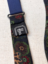 Charger l'image dans la galerie, Harrod's noeud papillon marine à motif floral en soie Made in England
