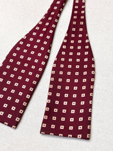 Cargar imagen en el visor de la galería, Charvet noeud papillon vintage bordeaux à motif géométrique en soie Made in France
