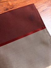 Charger l'image dans la galerie, A. Sulka &amp; Company foulard vintage en taffetas de soie
