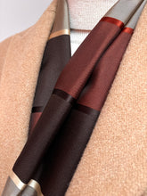 Charger l'image dans la galerie, A. Sulka &amp; Company foulard vintage en taffetas de soie

