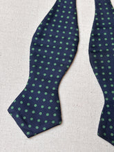 Načíst obrázek do prohlížeče Galerie, Noeud papillon vintage bleu marine à pois 100% soie Made in France
