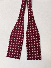 Cargar imagen en el visor de la galería, Charvet noeud papillon vintage bordeaux à motif géométrique en soie Made in France
