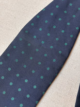 Lade das Bild in den Galerie-Viewer, Charvet noeud papillon vintage marine à pois en soie Made in France

