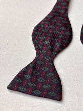 Načíst obrázek do prohlížeče Galerie, Harrod's noeud papillon marine à motif géométrique en soie Made in England
