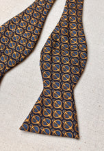 Lade das Bild in den Galerie-Viewer, Brooks Brothers noeud papillon en soie à motif d'inspiration équestre Made in USA
