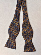 Lade das Bild in den Galerie-Viewer, Brooks Brothers noeud papillon en soie à motif d'inspiration équestre Made in USA
