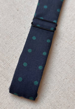 Lade das Bild in den Galerie-Viewer, Charvet noeud papillon vintage marine à pois en soie Made in France
