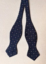 Lade das Bild in den Galerie-Viewer, Noeud papillon vintage bleu marine 100% soie Made in France
