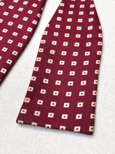 Cargar imagen en el visor de la galería, Charvet noeud papillon vintage bordeaux à motif géométrique en soie Made in France
