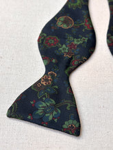 Charger l'image dans la galerie, Harrod's noeud papillon marine à motif floral en soie Made in England
