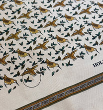 Afbeelding in Gallery-weergave laden, Holland &amp; Holland X Drake's pochette de costume vintage en soie imprimé animalier Made in England
