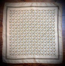 Afbeelding in Gallery-weergave laden, Holland &amp; Holland X Drake's pochette de costume vintage en soie imprimé animalier Made in England
