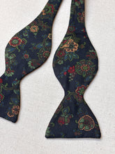 Charger l'image dans la galerie, Harrod's noeud papillon marine à motif floral en soie Made in England
