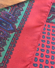 Afbeelding in Gallery-weergave laden, Pochette de costume rouge paisley vintage en soie Made in England
