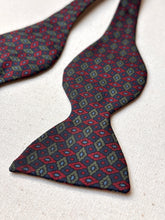 Načíst obrázek do prohlížeče Galerie, Harrod's noeud papillon marine à motif géométrique en soie Made in England

