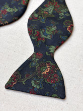 Charger l'image dans la galerie, Harrod's noeud papillon marine à motif floral en soie Made in England
