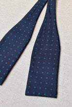Lade das Bild in den Galerie-Viewer, Charvet noeud papillon vintage marine à pois en soie Made in France
