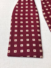 Cargar imagen en el visor de la galería, Charvet noeud papillon vintage bordeaux à motif géométrique en soie Made in France
