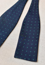 Lade das Bild in den Galerie-Viewer, Charvet noeud papillon vintage marine à pois en soie Made in France
