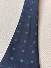 Lade das Bild in den Galerie-Viewer, Charvet noeud papillon vintage marine à pois en soie Made in France
