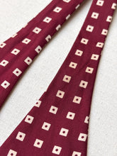 Cargar imagen en el visor de la galería, Charvet noeud papillon vintage bordeaux à motif géométrique en soie Made in France
