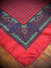 Afbeelding in Gallery-weergave laden, Pochette de costume rouge paisley vintage en soie Made in England
