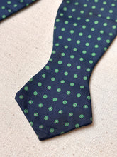 Načíst obrázek do prohlížeče Galerie, Noeud papillon vintage bleu marine à pois 100% soie Made in France
