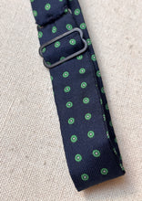 Načíst obrázek do prohlížeče Galerie, Noeud papillon vintage bleu marine à pois 100% soie Made in France
