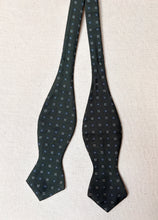 Charger l'image dans la galerie, Noeud papillon vintage vert kaki 100% soie Made in France
