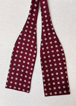 Cargar imagen en el visor de la galería, Charvet noeud papillon vintage bordeaux à motif géométrique en soie Made in France
