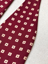 Cargar imagen en el visor de la galería, Charvet noeud papillon vintage bordeaux à motif géométrique en soie Made in France
