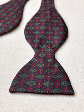Načíst obrázek do prohlížeče Galerie, Harrod's noeud papillon marine à motif géométrique en soie Made in England
