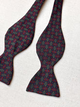 Načíst obrázek do prohlížeče Galerie, Harrod's noeud papillon marine à motif géométrique en soie Made in England
