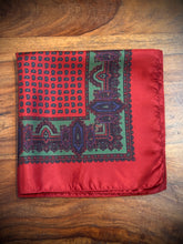 Afbeelding in Gallery-weergave laden, Pochette de costume rouge paisley vintage en soie Made in England
