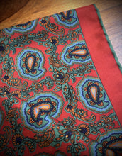 Afbeelding in Gallery-weergave laden, Pochette de costume paisley vintage en soie Made in England
