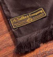 Charger l'image dans la galerie, A. Sulka &amp; Company foulard vintage en taffetas de soie
