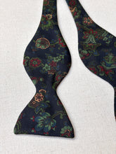 Charger l'image dans la galerie, Harrod's noeud papillon marine à motif floral en soie Made in England
