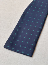 Lade das Bild in den Galerie-Viewer, Charvet noeud papillon vintage marine à pois en soie Made in France
