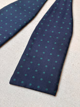 Lade das Bild in den Galerie-Viewer, Charvet noeud papillon vintage marine à pois en soie Made in France
