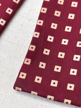 Cargar imagen en el visor de la galería, Charvet noeud papillon vintage bordeaux à motif géométrique en soie Made in France
